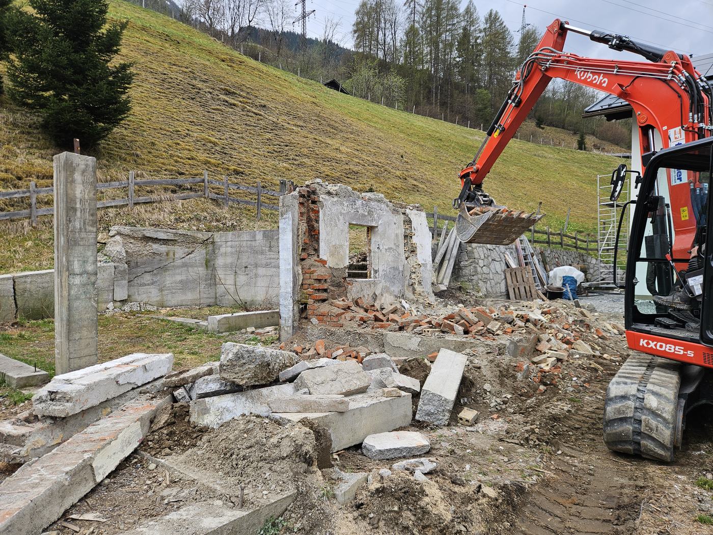 Bagger beim finalen Abbruch der verbliebenen Mauern