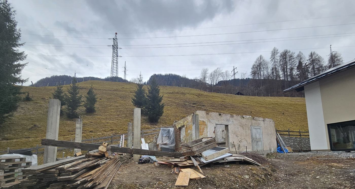 Neu gesetzte Betonstützen vor den Gebäuderesten