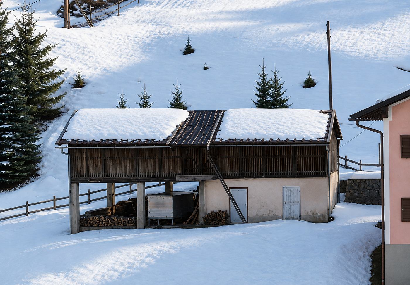 Der Trockenboden im Winter mit schneebedecktem Dach und offener Holzverschalung im Obergeschoss